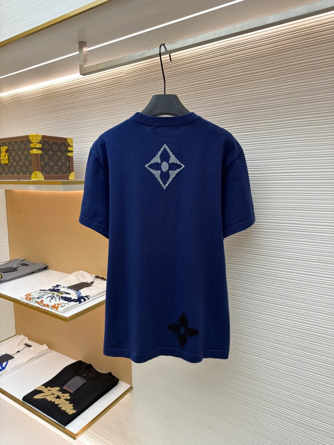 LOUIS VUITTON SKI ski series knitted intarsia round neck short-sleeved T-shirt ●Original version: Purchased and developed for 15999 ●Item number: 1681456-A85 ●Fabric: cotton fabric ●Technology: knitted intarsia production ●Color: blue ●Version: fitted version ●Weight: about 320 grams ●Size: XS-S-M-L ●Description: This T-shirt is made of high-quality knitted fabric, with a soft and crisp texture. The dark blue tone shows a high-end texture. The round neck structure adopts precision hemming technology, and the neckline fits the neck and is not easily deformed. The body of the garment is covered with the brand's classic logo, using a combination of jacquard and embroidery techniques. Different logo textures are three-dimensional and rich in color, highlighting the brand's high recognition. The body of the garment is sewn using industrial-grade flat seam technology. The stitches are smooth and even, and the stitches at the hem and cuffs are fine and firm. From the selection of knitted fabrics to the detailed control of logo technology, every process reflects Louis Vuitton's pursuit of craft precision and creative design. It not only retains the daily practicality of the T-shirt, but also demonstrates the brand's light luxury recognition through multiple logos. It is a fusion of knitting technology and fashion design. The overall wiring is straight and delicate, the fabric is comfortable and soft, and the color is consistent without color difference. It can be matched with the same style to create a fashionable look and control various occasions. Customized accessories, complete with three standards, same style for men and women!
